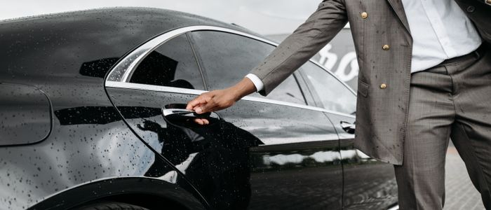 Chauffeur VTC patientant dans son véhicule