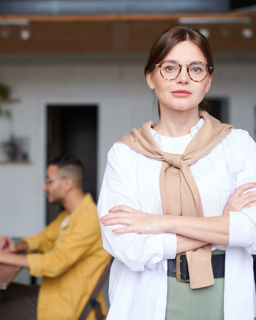 Une dirigeante dans son espace de travail, son équipe au travail derrière elle